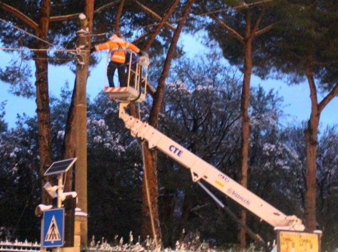 L’Enel cambia un palo per evitare altri blackout