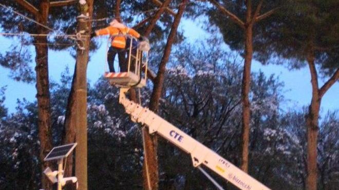 L’Enel cambia un palo per evitare altri blackout