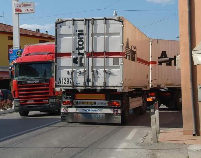 Resta il senso unico in viale Europa 