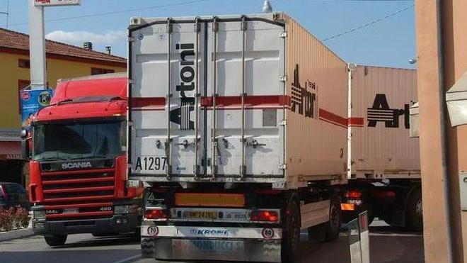 Resta il senso unico in viale Europa