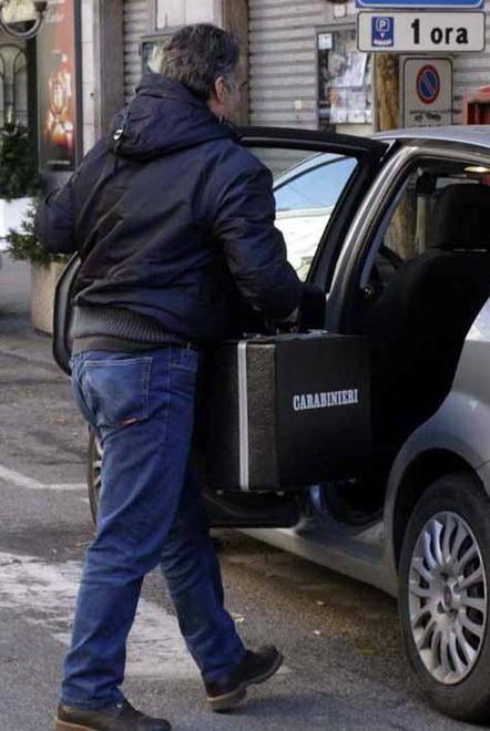 Pistola in pugno rapinano la gioielleria 