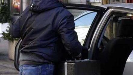 Pistola in pugno rapinano la gioielleria