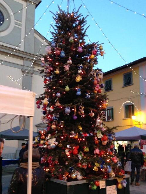 L’albero fatto dai bambini trionfa in piazza Garibaldi