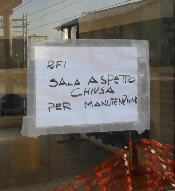 Al gelo aspettando il treno: i pendolari sono esasperati 