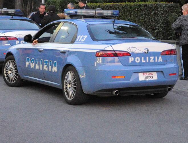 Giardiniere fa pipì dietro la siepe Un vicino lo rimprovera e lui lo picchia 