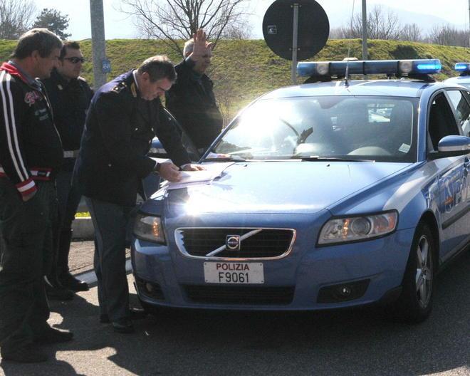 Ruba l’auto di un medico dell’ospedale ma viene bloccato in autostrada 
