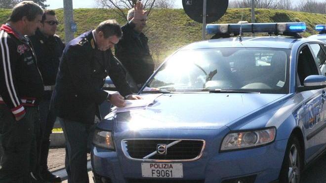 Ruba l’auto di un medico dell’ospedale ma viene bloccato in autostrada