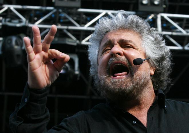 Beppe Grillo a Prato per raccogliere le firme 