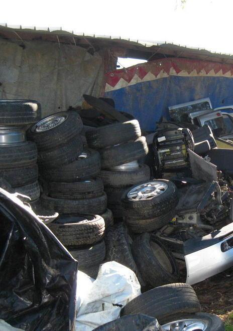 Cimitero delle auto in campagna 