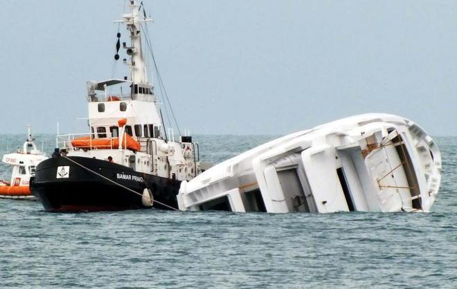 Uno scafo di yacht rischia di affondare a Baratti 