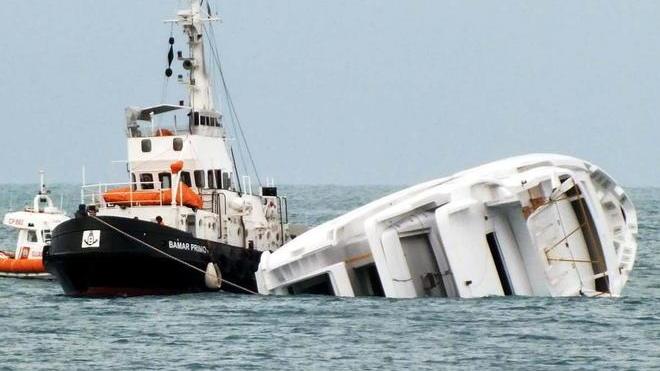 Uno scafo di yacht rischia di affondare a Baratti