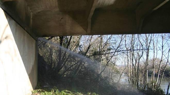 Una fontana ai piedi del ponte