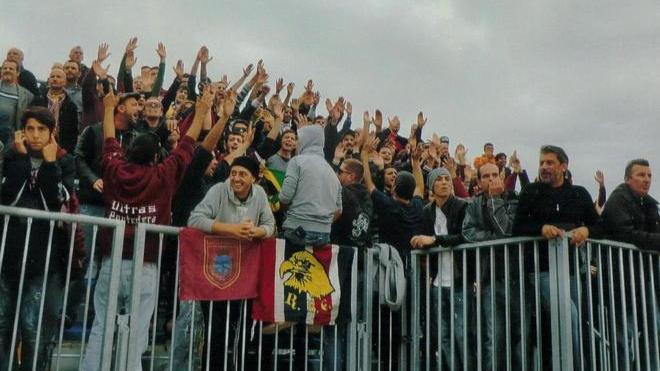 Il silenzio assordante del tifo granata