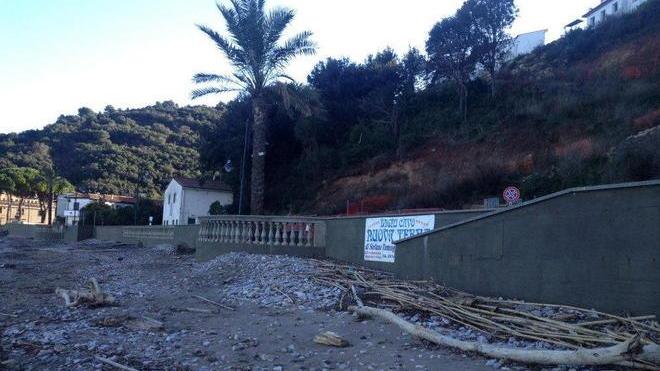 «Erosione e sporcizia, la mia spiaggia è sparita»