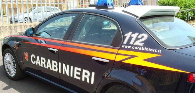 Guida senza patente e tampona più auto 