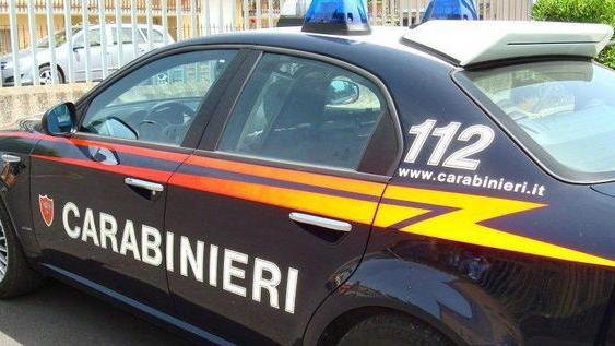 Guida senza patente e tampona più auto