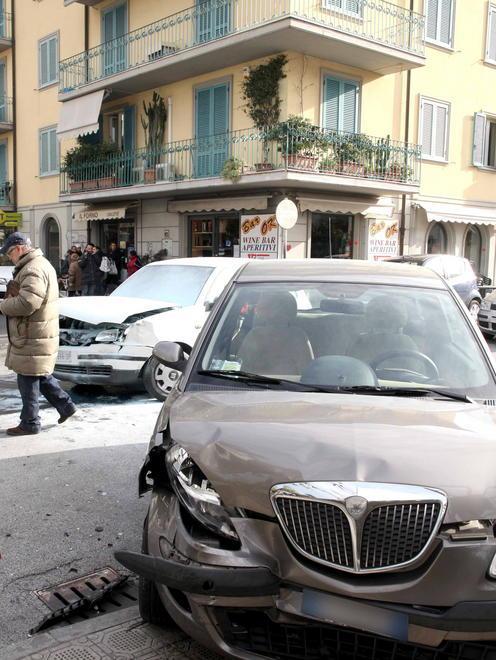 Schianto fra auto di fronte al liceo 