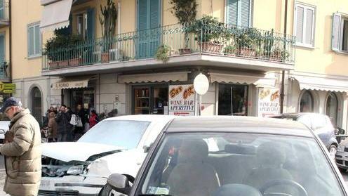 Schianto fra auto di fronte al liceo