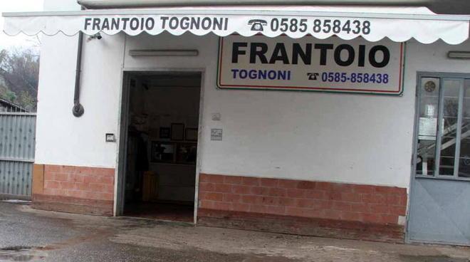 Ustionato alle gambe mentre salda il ferro 