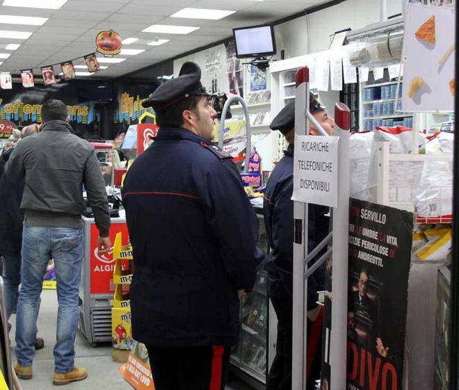 Sfonda la vetrina con un tombino ma la colf spazza via le tracce 