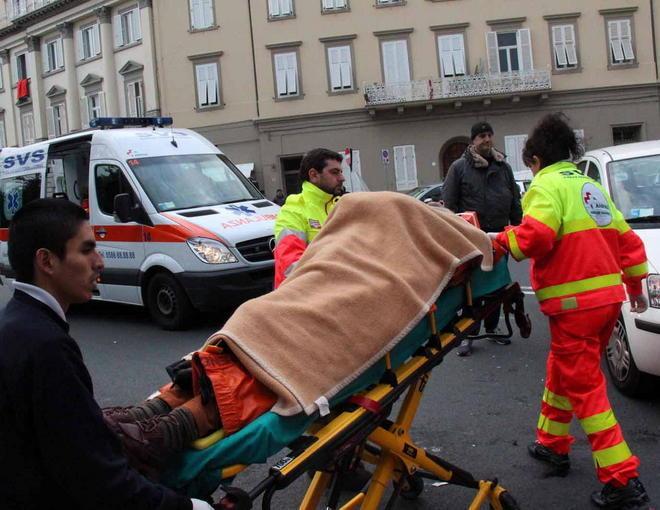 Auto contro scooter ferito sul lungomare