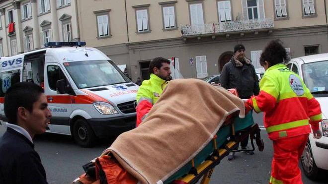 Auto contro scooter ferito sul lungomare