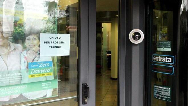 Rapinano una banca disarmati