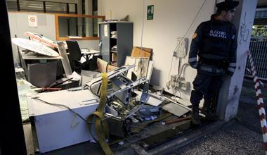 Sfondano la porta della banca e fuggono con il bancomat 