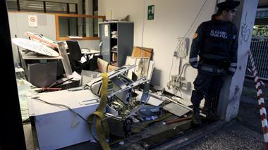Sfondano la porta della banca e fuggono con il bancomat