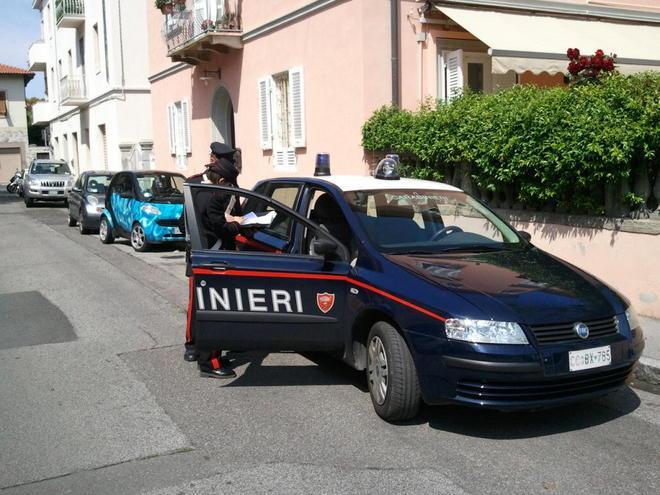 Tranciano i cavi del telefono alla parrucchiera 