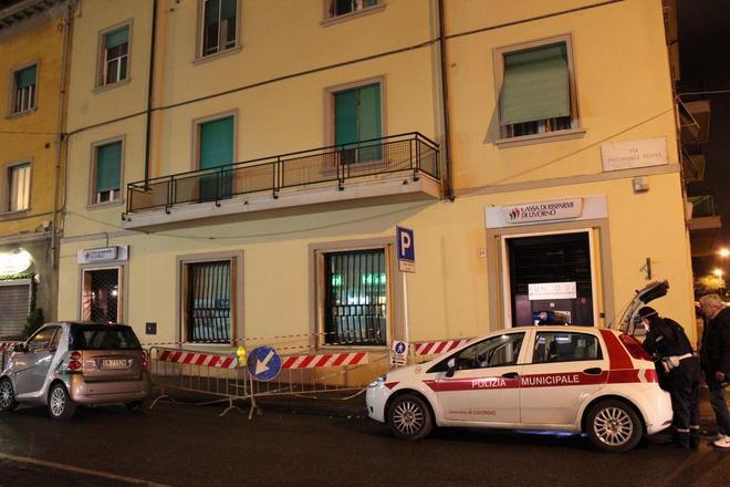Crolla blocco di cornicione di oltre dieci metri 