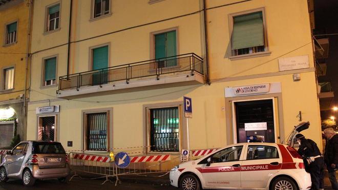 Crolla blocco di cornicione di oltre dieci metri