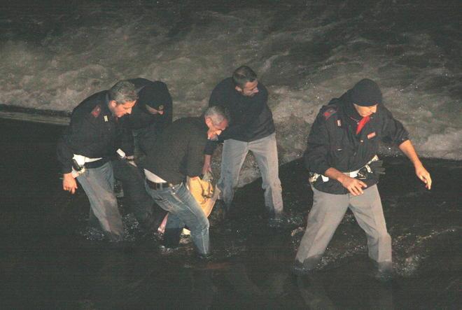 Si butta nel Bisenzio e viene salvata dagli agenti di polizia 