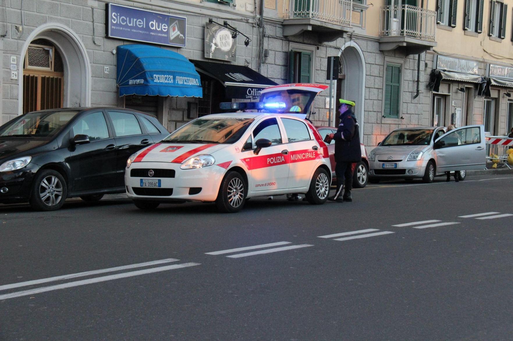 Tamponata una volante della polizia sul Viale Italia 