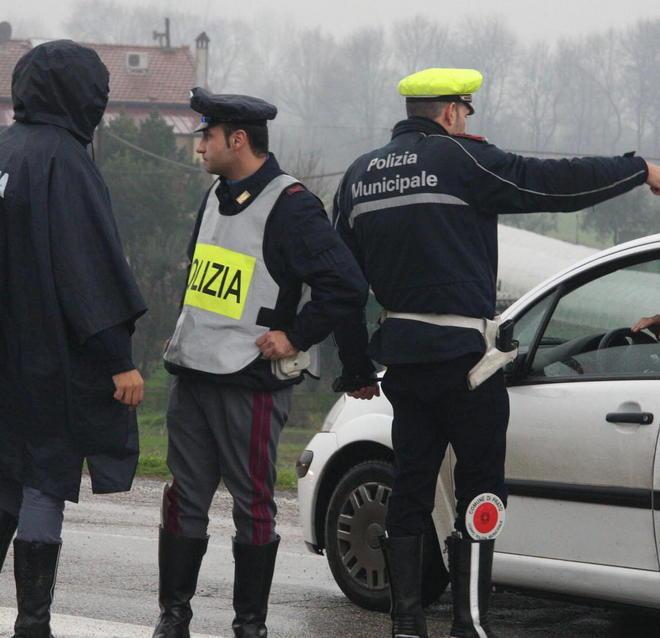 Sbanda e finisce contro un palo Grave un giovane