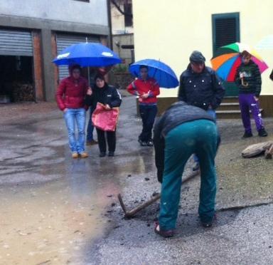 Frane sui monti famiglie isolate sul Rio Alesse