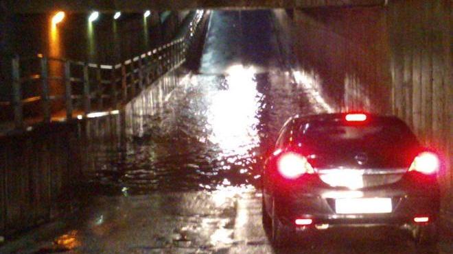 Sottopasso allagato, ma l’accesso rimane