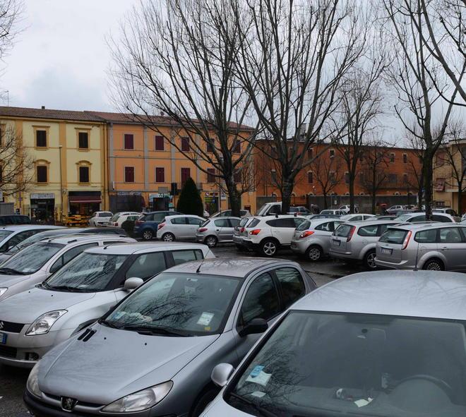 Spaccano i vetri e rubano nelle auto 