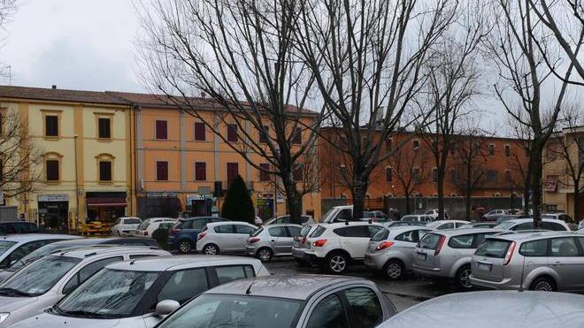 Spaccano i vetri e rubano nelle auto