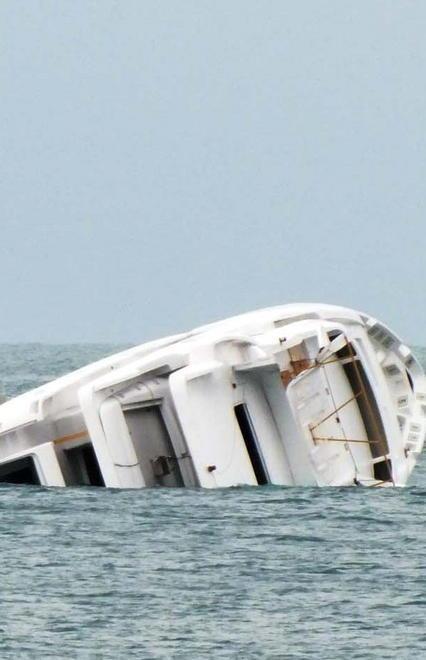 Lo scafo di yacht di nuovo a galla 