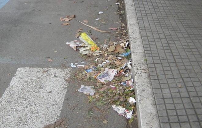 Rifiuti e cartacce sui marciapiedi «Servono controlli»