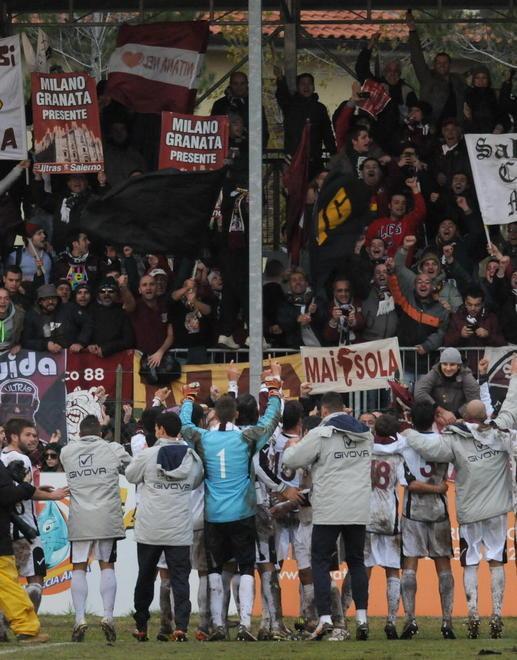I tifosi rossoblù salutano Lotito con un «forza Roma» 