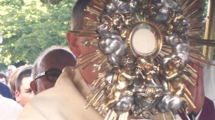 Rubano l’ostensorio prima della messa