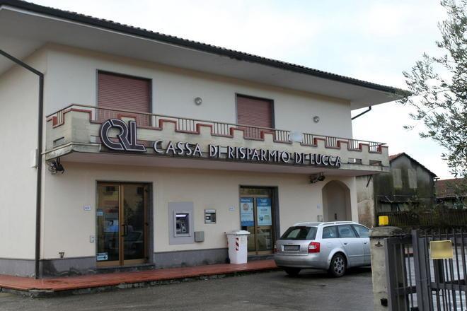 Colpo in banca armati di trincetto 