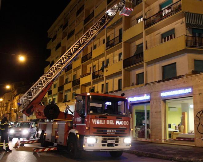 Crolla pezzo di cornicione in corso Amedeo 