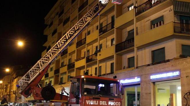 Crolla pezzo di cornicione in corso Amedeo