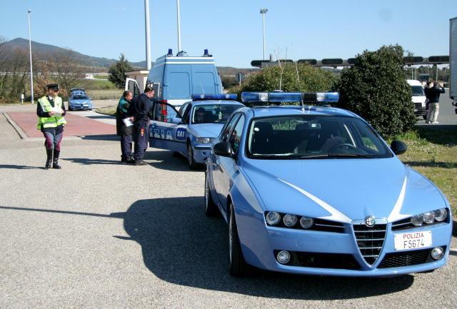 Punta coltello contro la compagna, fermato dalla suocera 