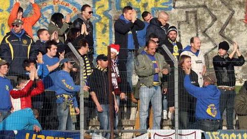 Prima gli striscioni contro, poi la gioia in curva