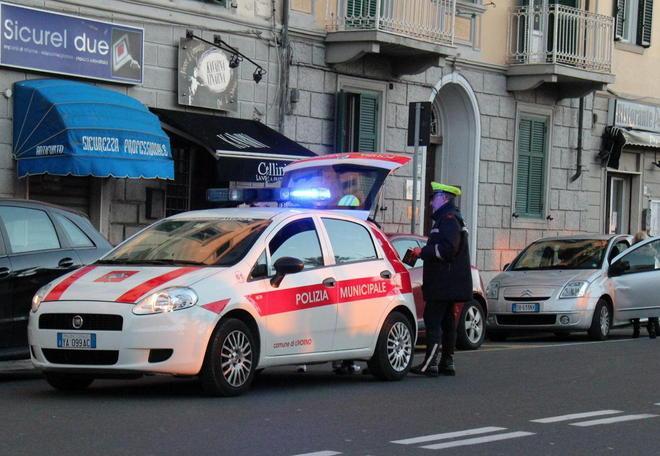 Volante tamponata davanti alle strisce, due poliziotti feriti