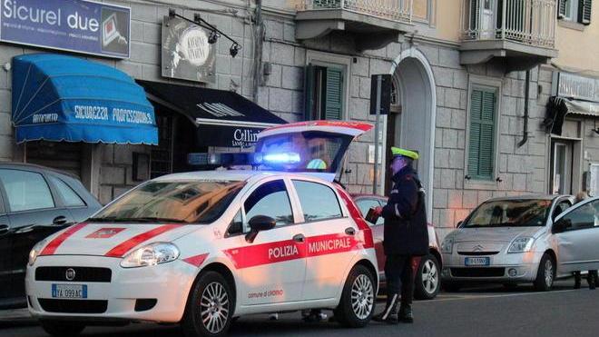 Volante tamponata davanti alle strisce, due poliziotti feriti